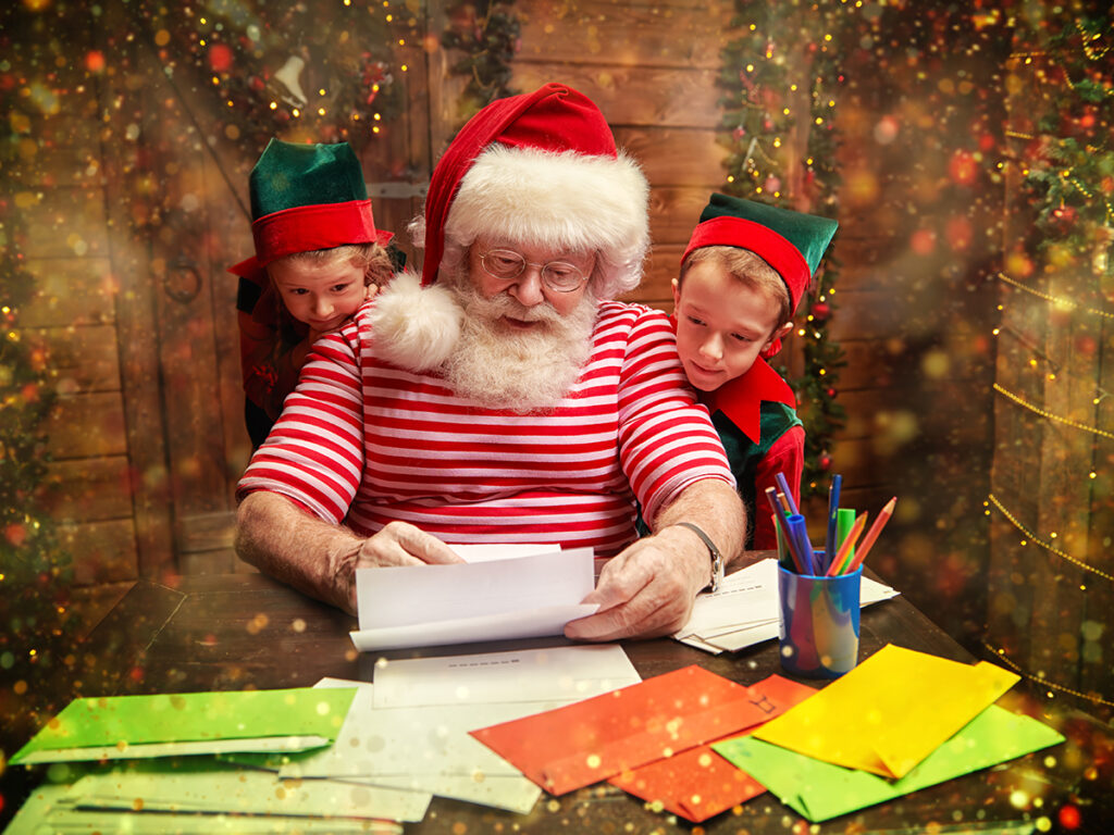 Santa Claus y sus ayudantes trabajando en Navidad