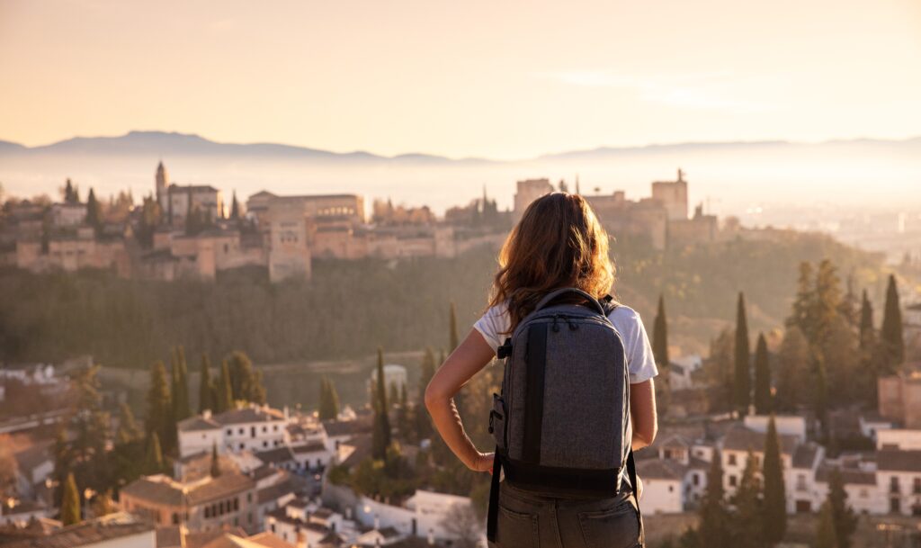Una chica de espaldas con las vistas de Granada