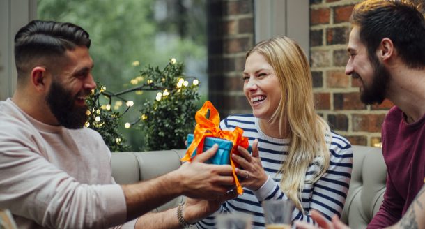 7 idées de cadeaux pour femme qui vont la surprendre