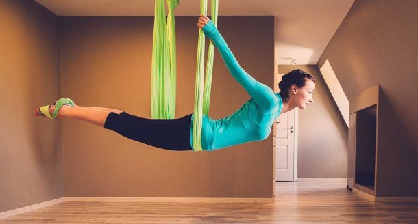 Envie de tester le yoga aérien ? On vous dit tout sur ce sport qui vous veut du bien
