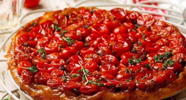 Une recette de tarte salée pour un repas léger en terrasse : la tatin de tomates cerises !