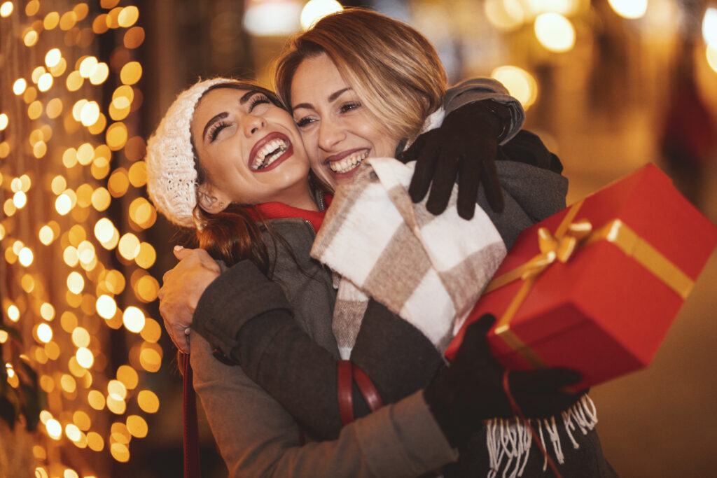 Deux jeunes femmes à Noël se donnent des cadeaux