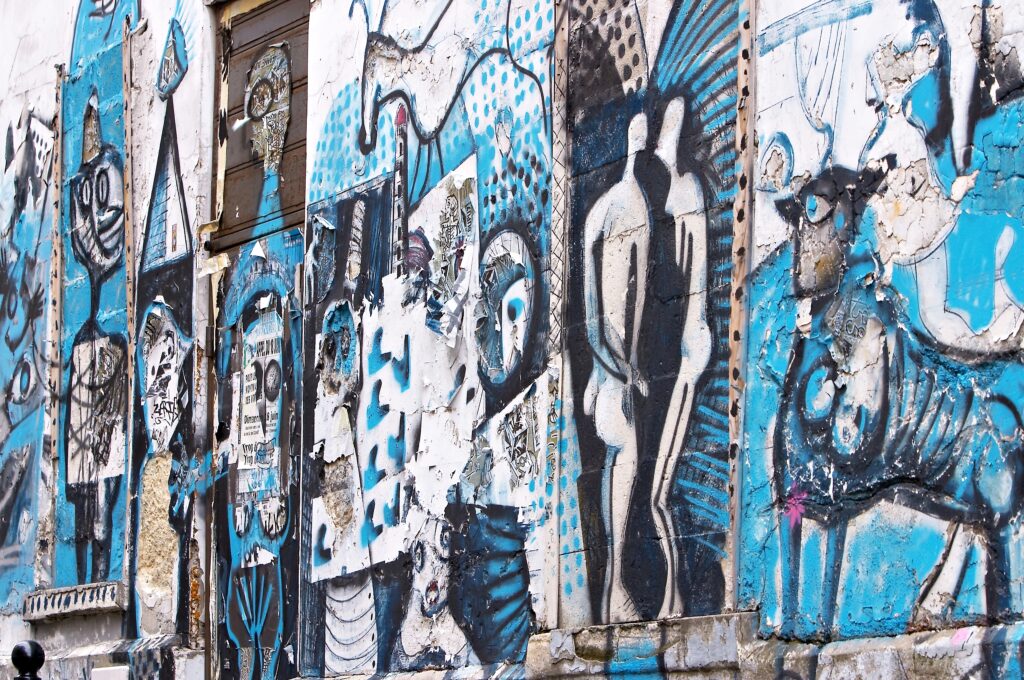 Mur couvert de street art en France