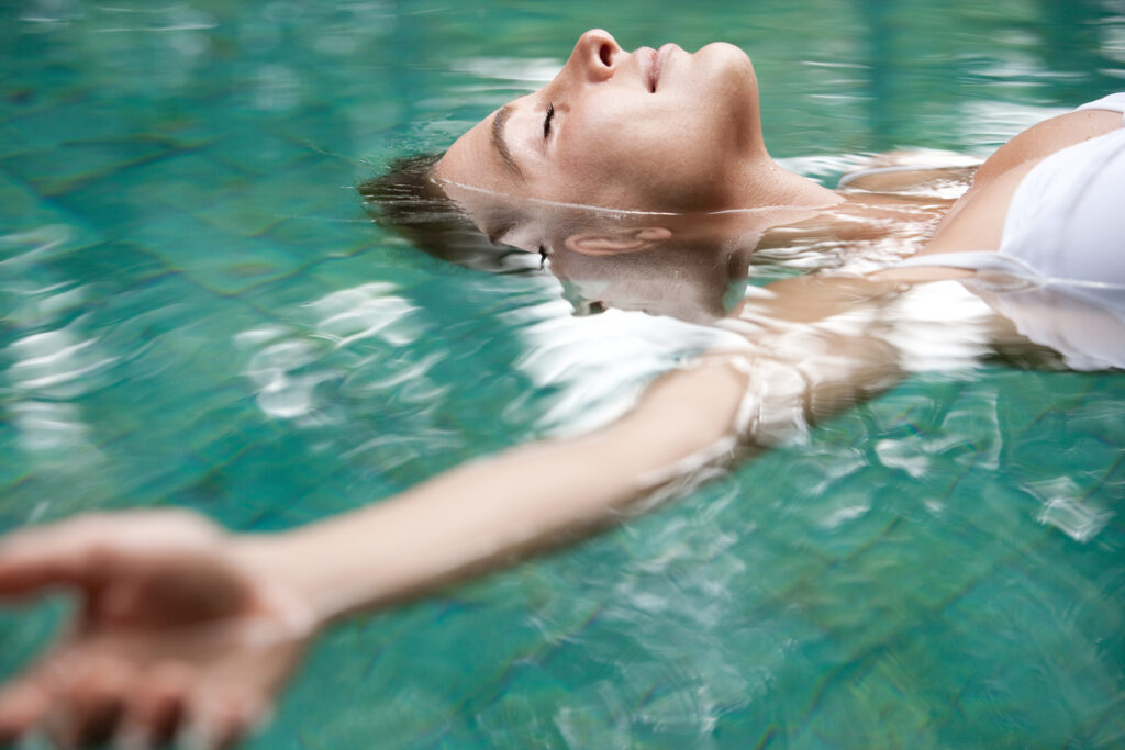 Femme flottant allongée dans l’eau