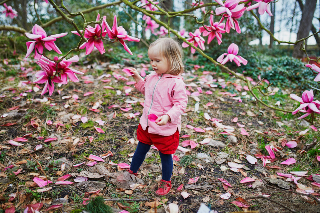 Petite fille se promenant au parc floral à Paris