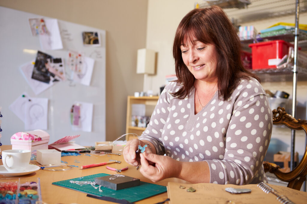 Une femme qui crée des bijoux dans un atelier