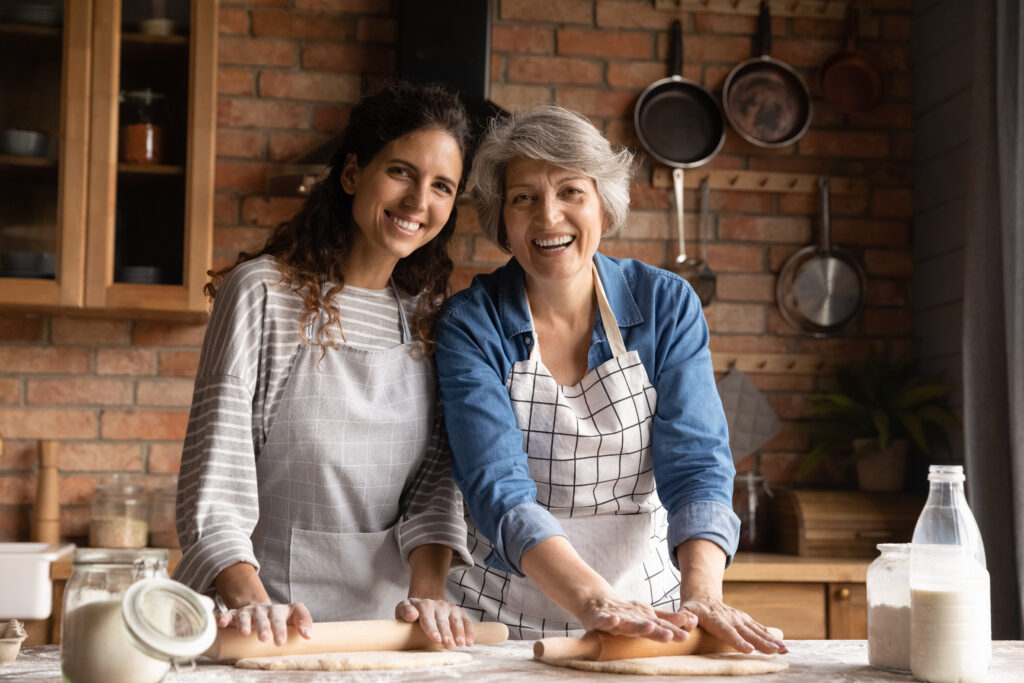 Une jeune femme et une grand-mère faisant de la pâtisserie
