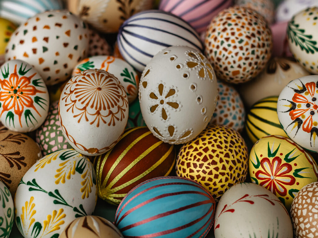 Assortiment d’œufs de Pâques décorés à la main