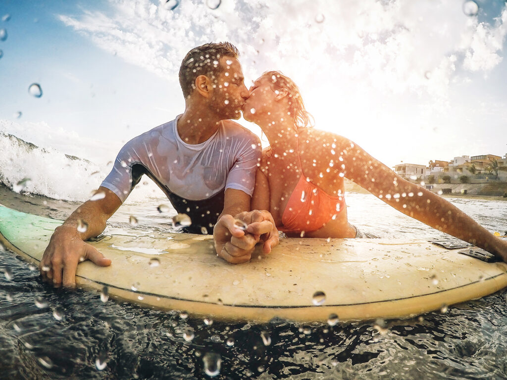 Couple faisant du surf