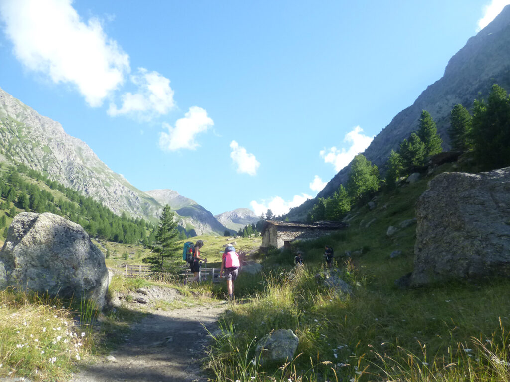 Deux randonneurs sur un chemin de montagne dans les Alpes