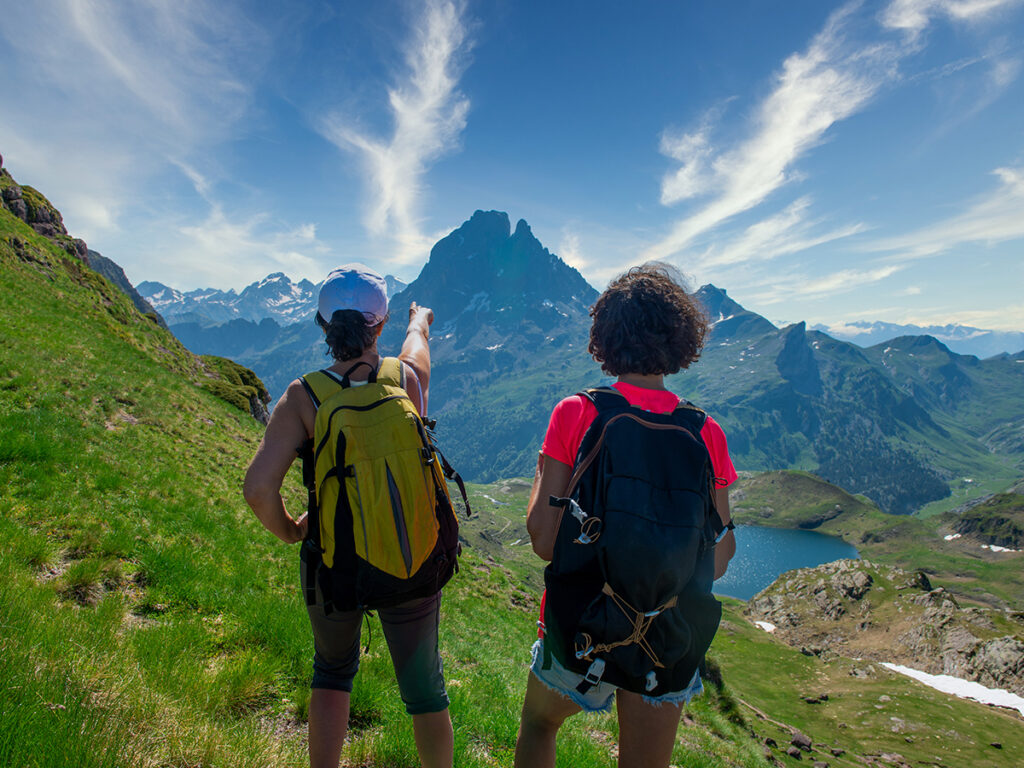 Deux randonneuses sur le chemin du Pic du Midi Ossau dans les Pyrénées