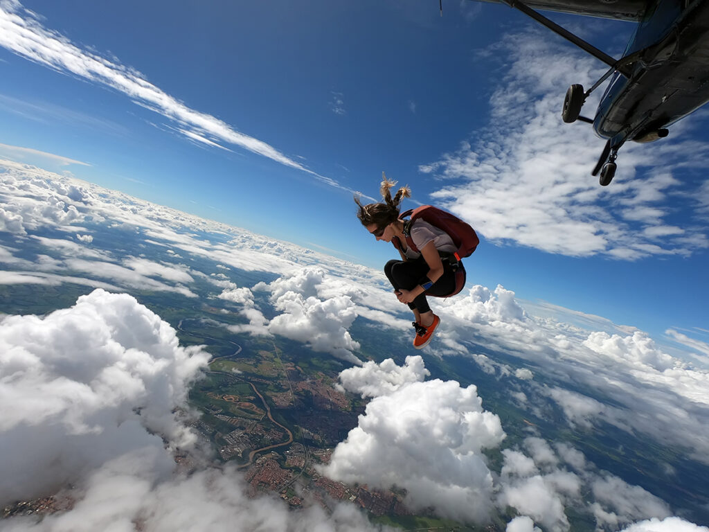 Femme sautant d'un avion