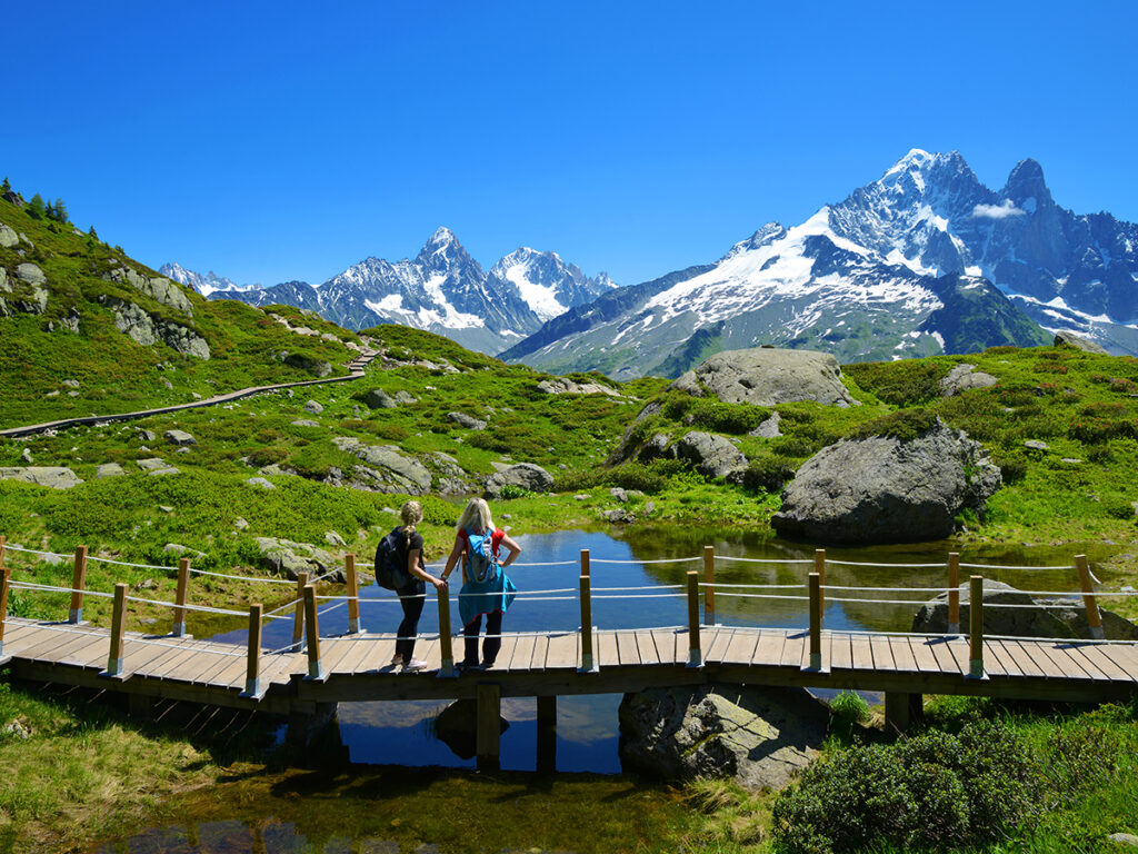 Randonneurs dans le massif du Mont Blanc par beau temps