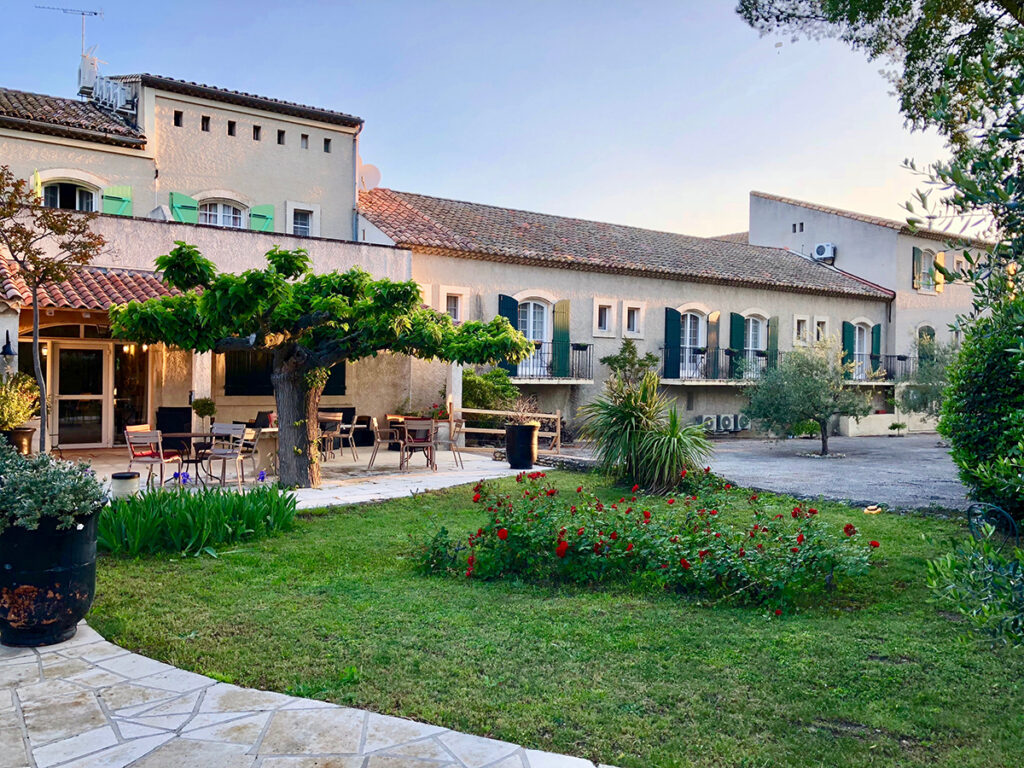 Grand mas en Provence avec vue sur les jardins et la terrasse