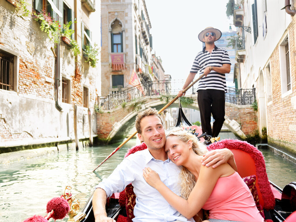 Jeune couple dans une gondole à Venise