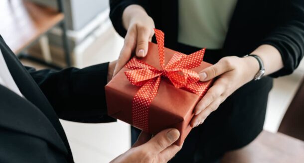 Besoin d’une idée pour un cadeau en entreprise ? Voici 10 idées que vous allez adorer !