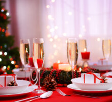 Tavola di Natale decorata con addobbi e regali