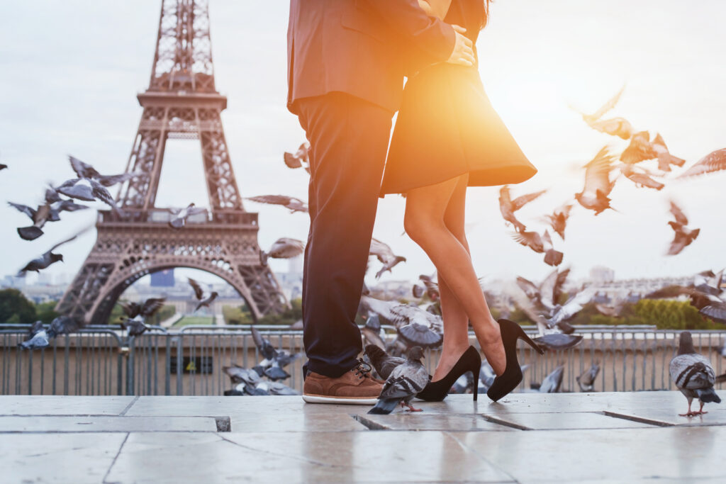 Coppia che si abbraccia sullo sfondo della Torre Eiffel