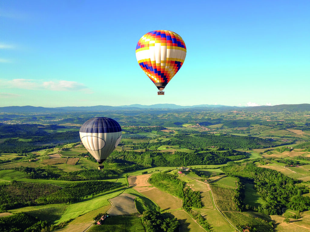 Due mongolfiere in volo in Toscana