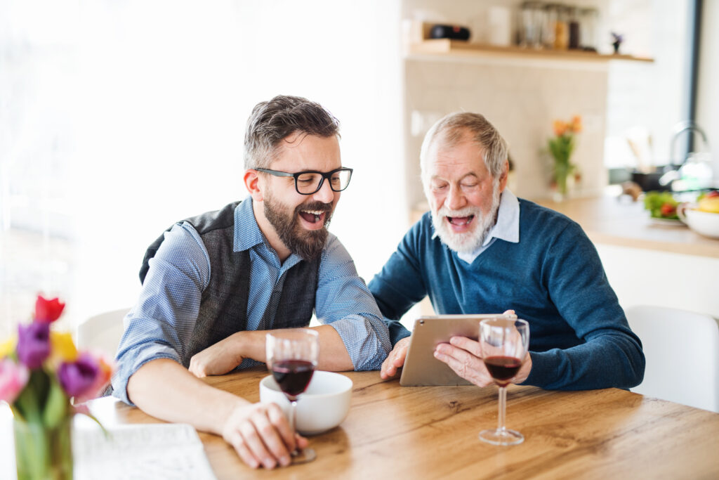 Una degustazione di vino tra padre e figlio