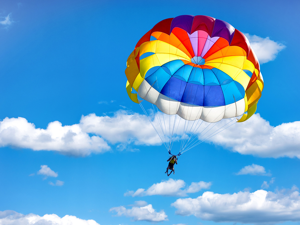 paracadute-colorato-cielo-azzurro.jpeg