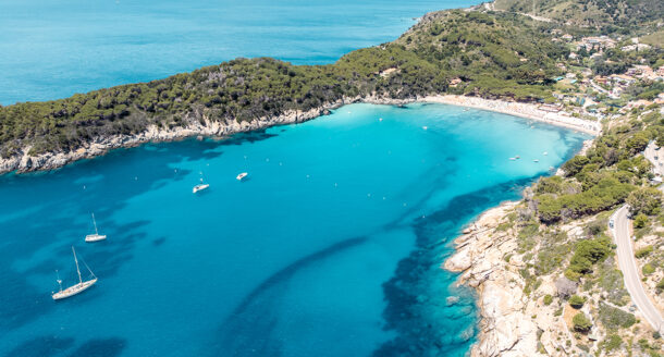 Un tuffo dove l’acqua è più blu: le 7 spiagge più belle d’Italia da scoprire quest’anno