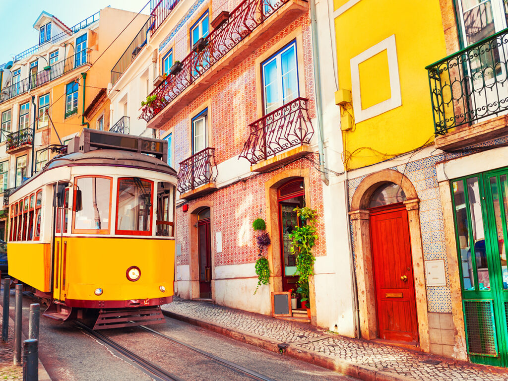 una tipica via di Lisbona