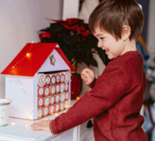 Bambino che osserva un calendario dell'avvento fai da te