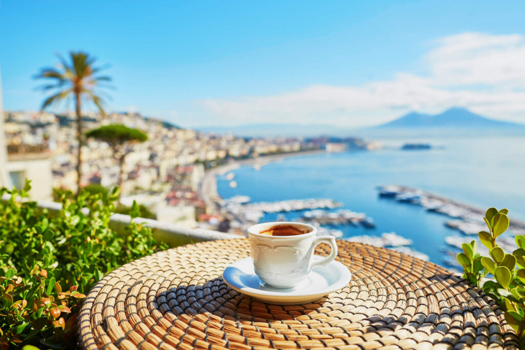 Tazzina di caffè a Napoli con il golfo e il Vesuvio sullo sfondo