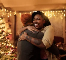 abbraccio dopo aver ricevuto regalo di natle